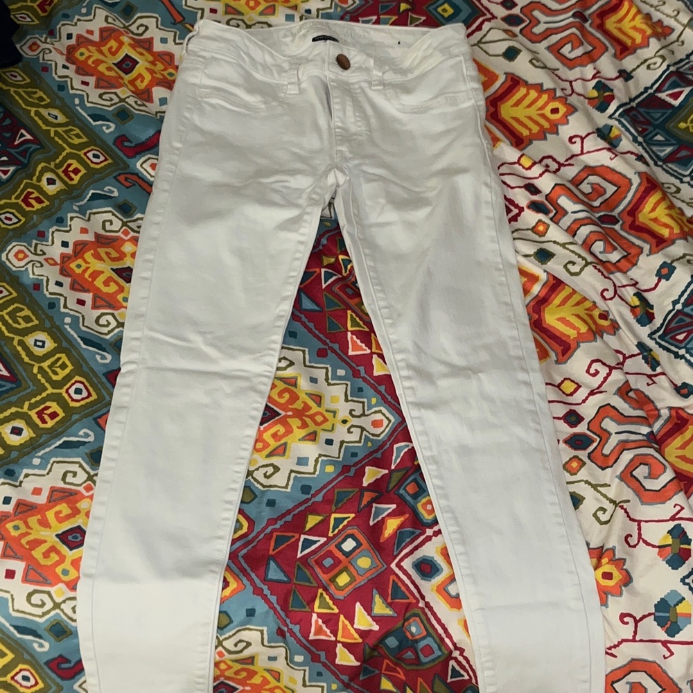 Like-New AE Size 6 White Jeans